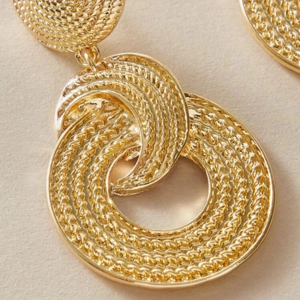 1 pair textured metal, round drop earrings, metal color gold - Picture 5 of 7